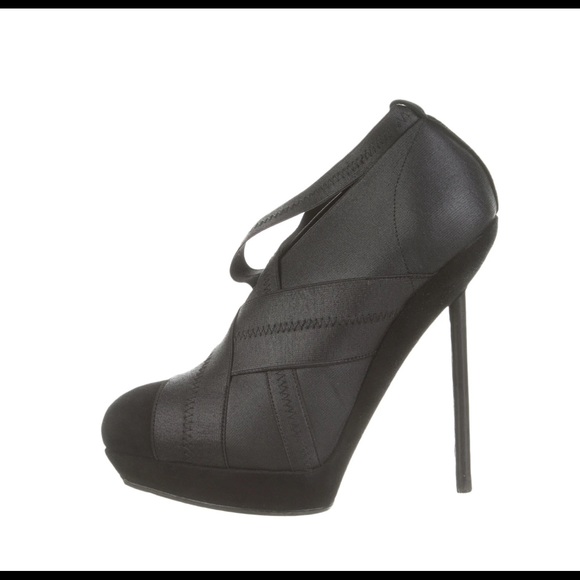 YVES SAINT LAURENT
Suede Pumps
Size: IT 36.5 - Picture 3 of 7